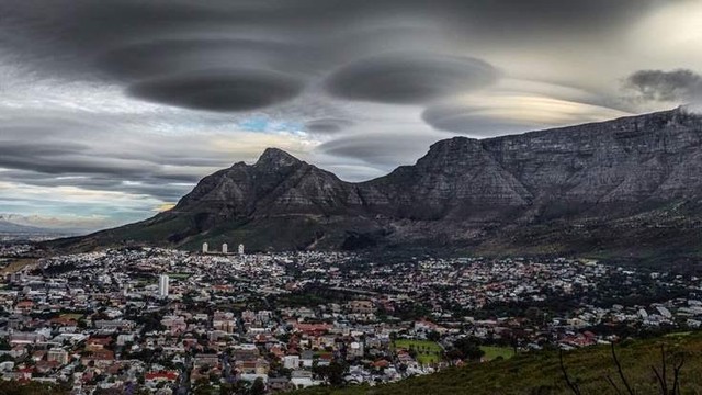 Kỳ lạ với đám mây khồng lồ hình đĩa bay trên bầu trời Nam Phi 2